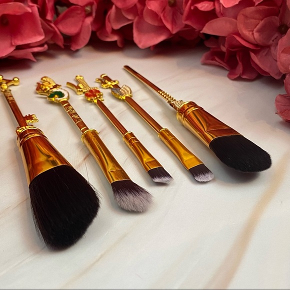 Attack on Titan Gold 5 Piece Makeup Brush Set with Bag - Picture 6 of 16